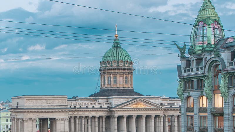 Vista superior de la catedral de kazán y la casa de cantantes en el terraplén del canal griboyedov timelapse. santa petersburg rus