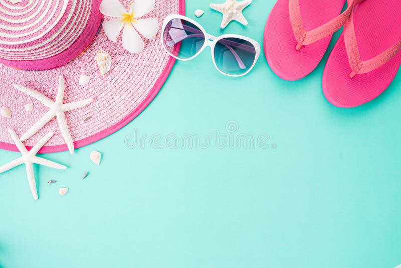 Vista superior de la chancleta de los accesorios de la playa, del sombrero de la playa de las estrellas de mar y de la cáscara de imagen de archivo libre de regalías Vista superior de la chancleta de los accesorios de la playa, del sombrero de la playa de las estrellas de mar y de la cáscara de imagen de archivo libre de regalías