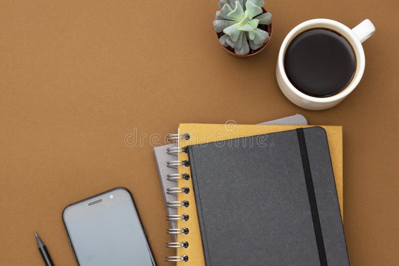 Vista superior de la mesa, maqueta de la oficina, plantilla con portátil, taza de café, planta suculenta y smartphone con espacio imágenes de archivo libres de regalías Vista superior de la mesa, maqueta de la oficina, plantilla con portátil, taza de café, planta suculenta y smartphone con espacio imágenes de archivo libres de regalías