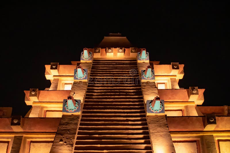 Vista superior de la pirámide maya en backbground oscuro de la noche en Epcot foto de archivo Vista superior de la pirámide maya en backbground oscuro de la noche en Epcot foto de archivo