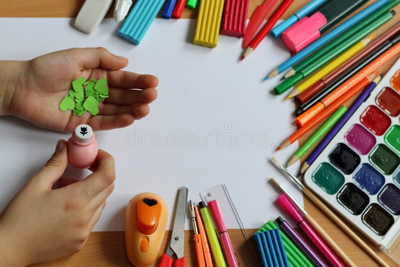 Vista superior de la tabla con una hoja de papel limpia y las manos de un beb? que hacen un regalo El d?a de madre y el d?a de la imagenes de archivo Vista superior de la tabla con una hoja de papel limpia y las manos de un beb? que hacen un regalo El d?a de madre y el d?a de la imagenes de archivo
