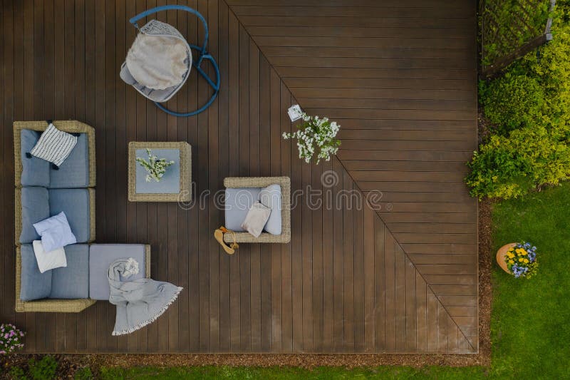 Vista superior de la terraza de madera con muebles de jardín de mimbre foto de archivo libre de regalías