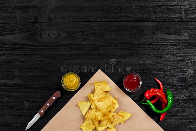 Vista superior de los microprocesadores de tortilla con pimienta de la salsa y de chile rojo en fondo de madera negro imagenes de archivo Vista superior de los microprocesadores de tortilla con pimienta de la salsa y de chile rojo en fondo de madera negro imagenes de archivo