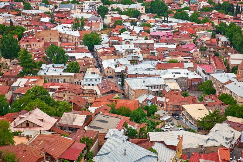 Vista superior de los tejados de Tbilisi vieja imagen de archivo libre de regalías Vista superior de los tejados de Tbilisi vieja imagen de archivo libre de regalías