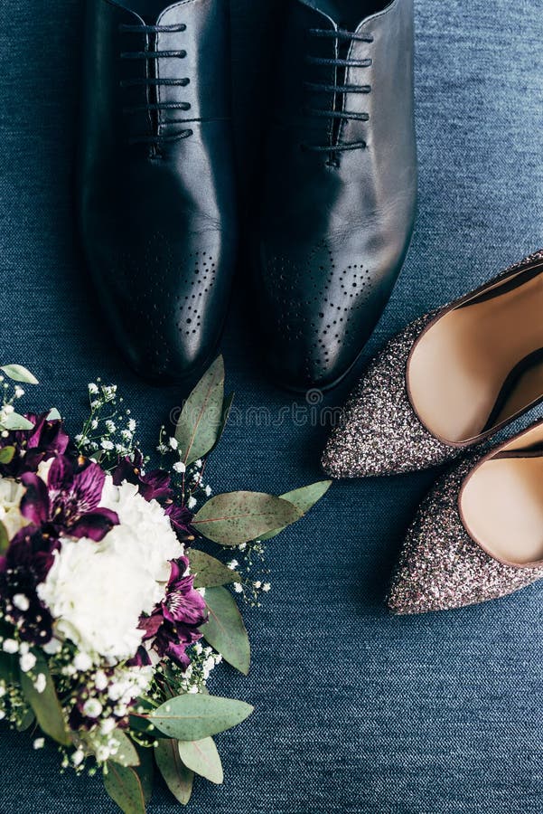 vista superior de los zapatos dispuestos del ramo que se casan, nupciales y de los novios fotos de archivo libres de regalías vista superior de los zapatos dispuestos del ramo que se casan, nupciales y de los novios fotos de archivo libres de regalías