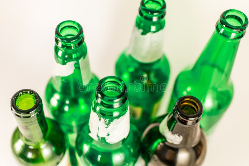 Vista superior de un paquete de verde vacío y de botellas de vidrio marrones del vino y de cerveza, con las etiquetas rasgadas en fotografía de archivo Vista superior de un paquete de verde vacío y de botellas de vidrio marrones del vino y de cerveza, con las etiquetas rasgadas en fotografía de archivo