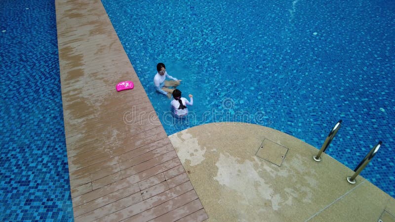 Vista superior de una hermosa piscina en el condominio singapur verano exterior soleado de vacaciones aire metrajes