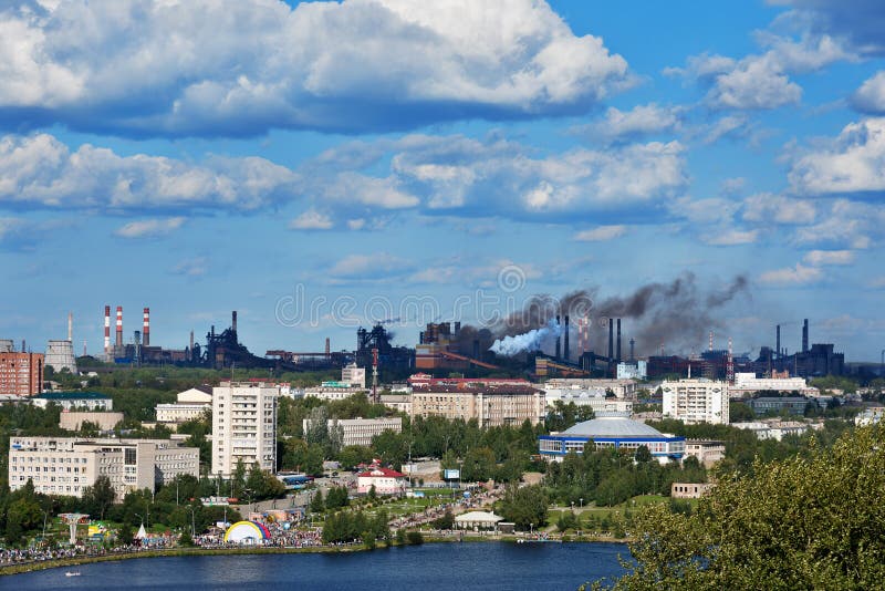Vista superior del centro Nizhny Tagil y de la fábrica con humo y la contaminación atmosférica foto de archivo Vista superior del centro Nizhny Tagil y de la fábrica con humo y la contaminación atmosférica foto de archivo
