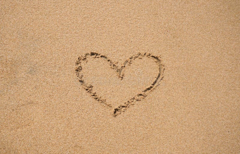 Vista superior del corazón en la arena de la playa fotografía de archivo Vista superior del corazón en la arena de la playa fotografía de archivo