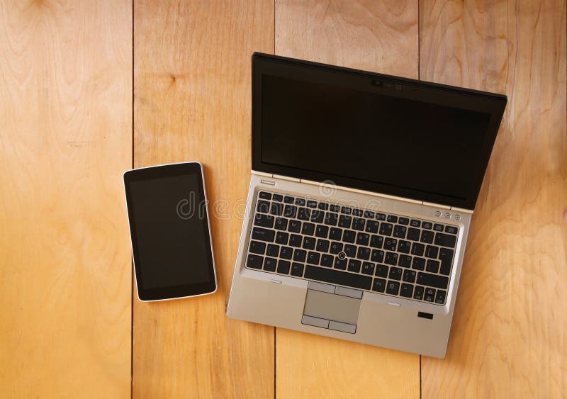 Vista superior del dispositivo y del ordenador portátil de la tableta con la pantalla en blanco lista para la mofa para arriba Im imágenes de archivo libres de regalías Vista superior del dispositivo y del ordenador portátil de la tableta con la pantalla en blanco lista para la mofa para arriba Im imágenes de archivo libres de regalías