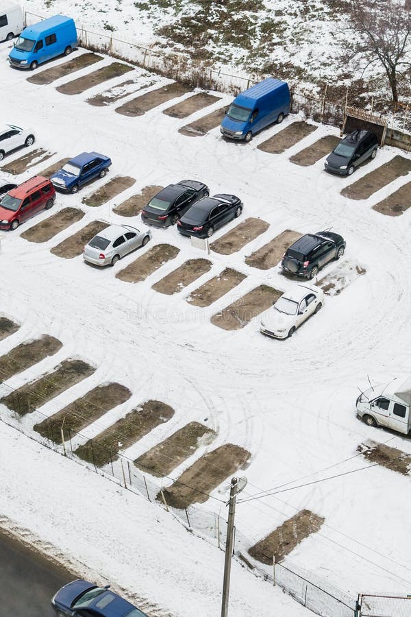 Vista superior del estacionamiento cubierto de nieve con coches imagenes de archivo Vista superior del estacionamiento cubierto de nieve con coches imagenes de archivo