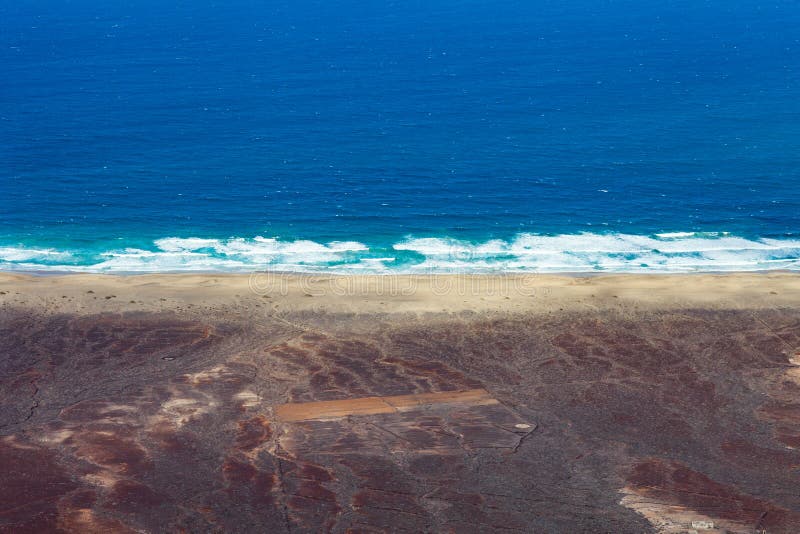 Vista superior del océano hermoso con agua y la playa, aeri de la turquesa fotografía de archivo libre de regalías Vista superior del océano hermoso con agua y la playa, aeri de la turquesa fotografía de archivo libre de regalías