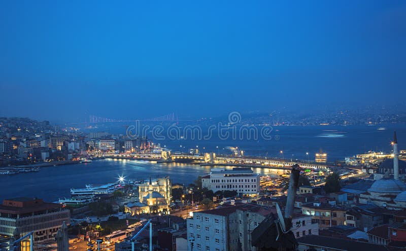 Vista superior del puente de Galata, del cuerno de oro y del puente de Bosphorus foto de archivo Vista superior del puente de Galata, del cuerno de oro y del puente de Bosphorus foto de archivo