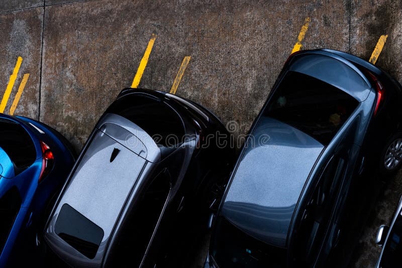 A vista superior do caminhão do estacionamento para na área de