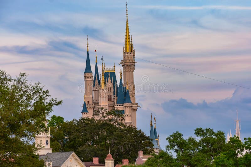 Vista superior do castelo de Cinderella no fundo bonito do por do sol no reino mágico em Walt Disney World 1 imagens de stock royalty free Vista superior do castelo de Cinderella no fundo bonito do por do sol no reino mágico em Walt Disney World 1 imagens de stock royalty free
