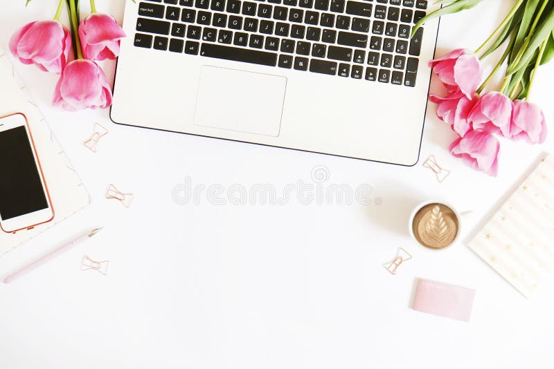 Vista superior do desktop do trabalhador fêmea com portátil, flores e artigos diferentes dos materiais de escritório Espaço de tr