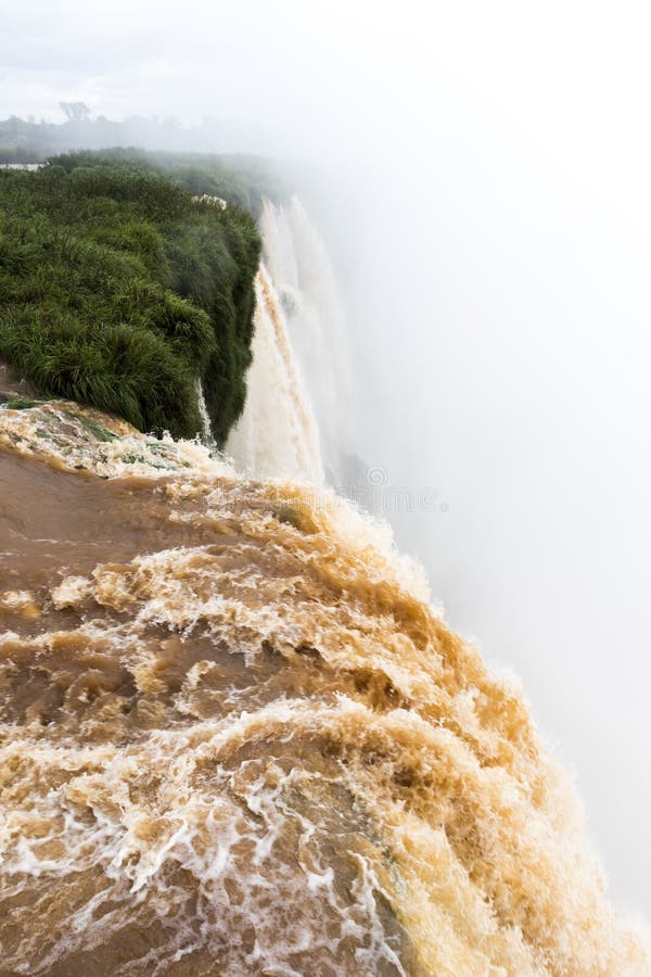 A vista superior do garganta faz o biado na opinião de Foz de Iguaçu de Argentina foto de stock royalty free A vista superior do garganta faz o biado na opinião de Foz de Iguaçu de Argentina foto de stock royalty free