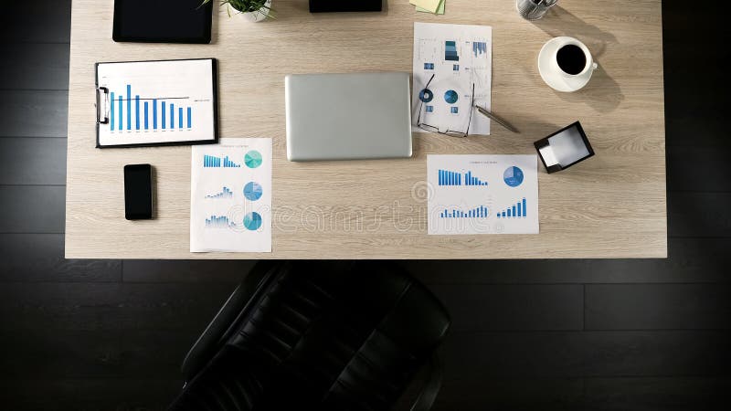 Vista superior do local de trabalho do homem de negócios, posição vaga para o chefe futuro, contratando imagens de stock royalty free Vista superior do local de trabalho do homem de negócios, posição vaga para o chefe futuro, contratando imagens de stock royalty free