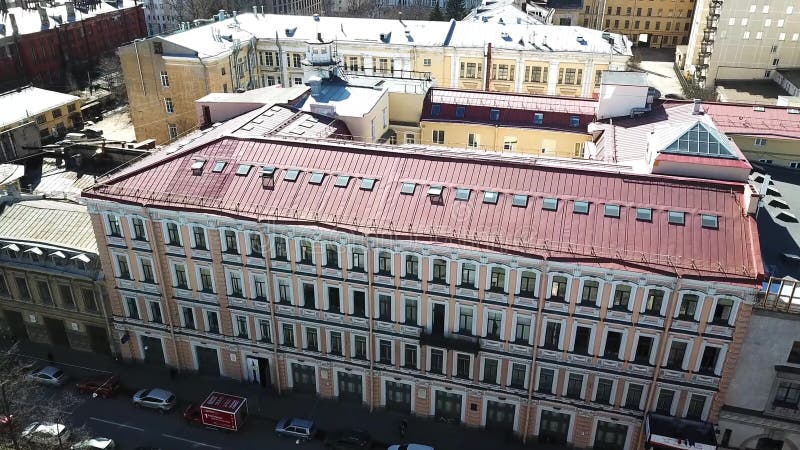 Vista superior dos telhados de casas de cidade velhas Paisagem urbana com os telhados de casas, de aleias e de distritos velhos c