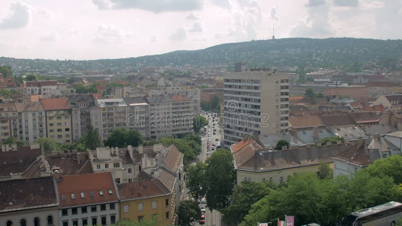 A vista superior em distritos residenciais na cidade europeia velha grande no dia de verão, carros está movendo-se