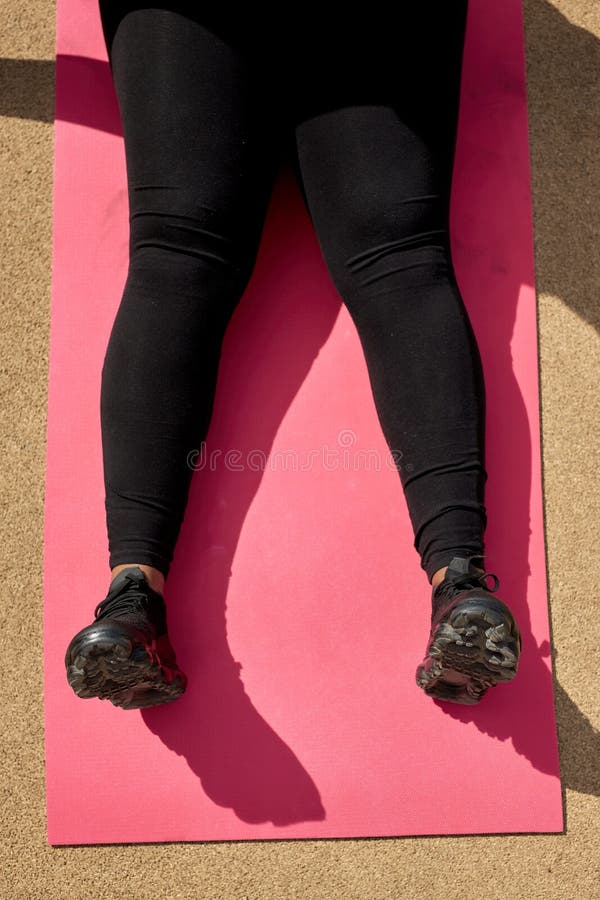 masilla Tranquilidad Redada Vista Superior Sobre Piernas Gordas Femeninas Con Ropa Deportiva Tendida  Sobre Una Estera De Fitness Rosa Imagen de archivo - Imagen de cosechado,  piernas: 227832469