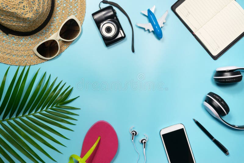 Vista superiore, accessori piani dell'oggetto di disposizione del viaggio o vacati di estate immagine stock Vista superiore, accessori piani dell'oggetto di disposizione del viaggio o vacati di estate immagine stock