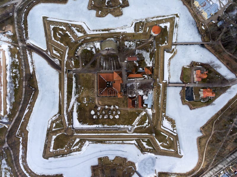 Vista superiore al castello di Kuressaare con il fossato ed i bordi Isola di Saaremaa, Estonia, Europa fotografia stock libera da diritti Vista superiore al castello di Kuressaare con il fossato ed i bordi Isola di Saaremaa, Estonia, Europa fotografia stock libera da diritti