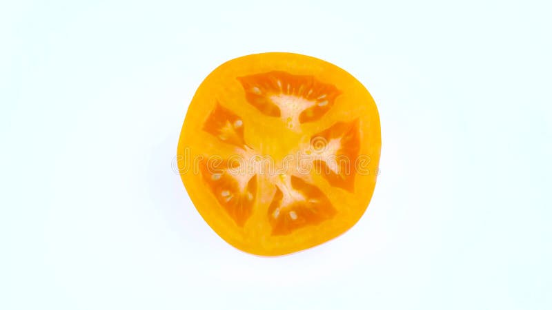 Vista superiore da sopra di un pomodoro arancio Sezione trasversale Girando sulla piattaforma girevole isolata sui precedenti bia