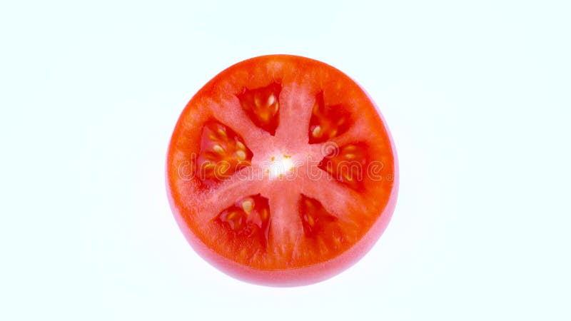 Vista superiore da sopra di un taglio in pomodoro a metà rosso Girando sulla piattaforma girevole isolata sui precedenti bianchi