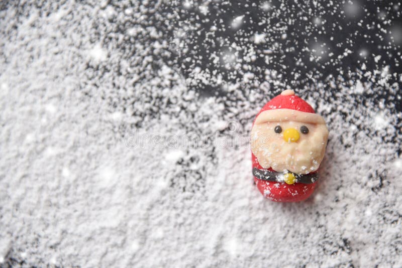 Vista superiore dei biscotti di Natale su neve fotografia stock libera da diritti Vista superiore dei biscotti di Natale su neve fotografia stock libera da diritti
