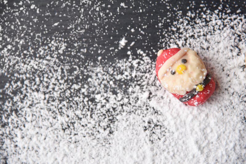 Vista superiore dei biscotti di Natale su neve fotografia stock libera da diritti Vista superiore dei biscotti di Natale su neve fotografia stock libera da diritti