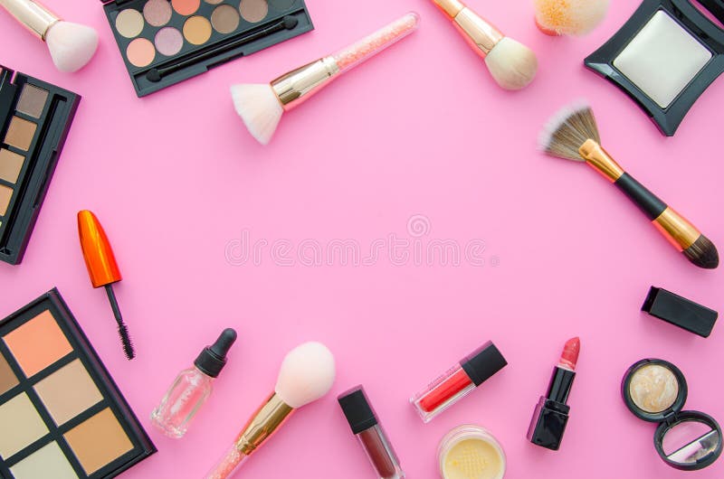 Vista superiore dei cosmetici su una tavola rosa Il piano del posto di lavoro pone con i cosmetici, il rossetto e l'ombretto immagini stock libere da diritti Vista superiore dei cosmetici su una tavola rosa Il piano del posto di lavoro pone con i cosmetici, il rossetto e l'ombretto immagini stock libere da diritti