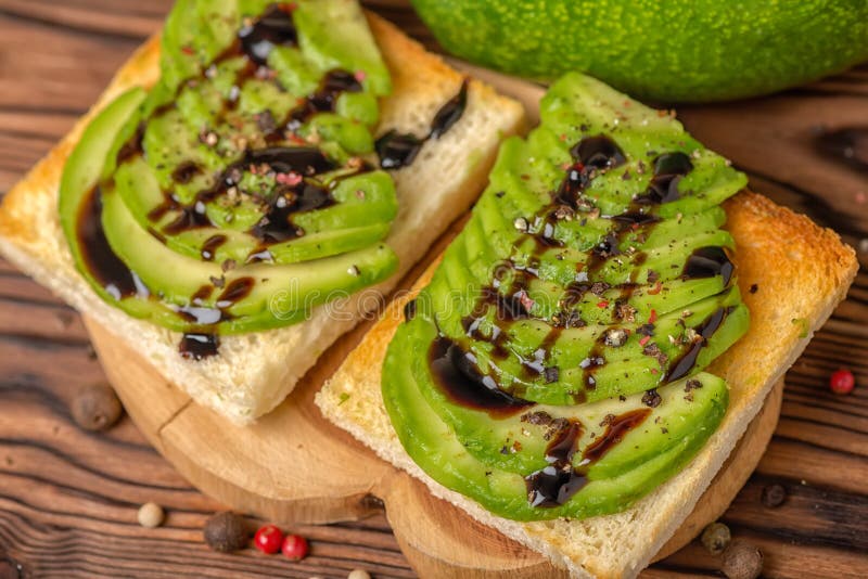 Vista superiore dei panini con l'avocado affettato, pane tostato de del pane bianco fotografie stock libere da diritti