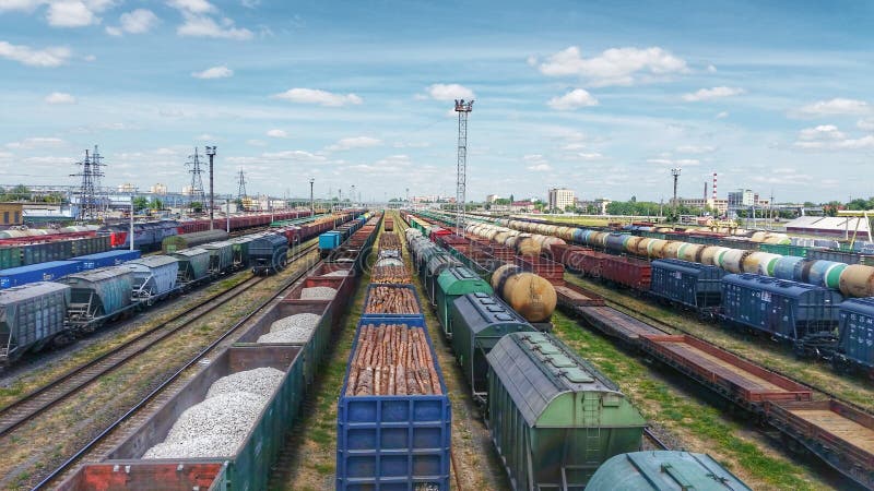 Vista superiore dei treni del carico Vista aerea dal fuco di volo dei treni merci variopinti sulla stazione ferroviaria immagini stock libere da diritti Vista superiore dei treni del carico Vista aerea dal fuco di volo dei treni merci variopinti sulla stazione ferroviaria immagini stock libere da diritti