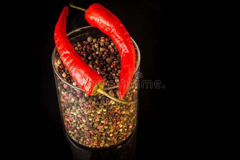 vista superiore del barattolo di vetro alto con i granelli di pepe e l'intero peperoncino rosso due immagine stock vista superiore del barattolo di vetro alto con i granelli di pepe e l'intero peperoncino rosso due immagine stock