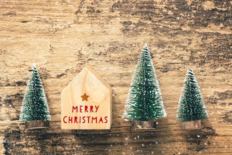 Vista superiore del Buon Natale rosso della scrittura sul giocattolo domestico con il min immagini stock libere da diritti Vista superiore del Buon Natale rosso della scrittura sul giocattolo domestico con il min immagini stock libere da diritti