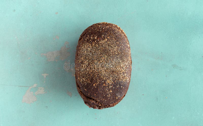 Vista superiore del fondo croccante della pietra del pane di segale della pagnotta fotografia stock libera da diritti Vista superiore del fondo croccante della pietra del pane di segale della pagnotta fotografia stock libera da diritti