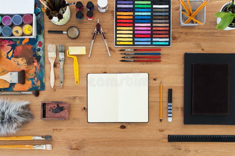 Vista superiore del posto di lavoro del pittore Tavola di legno di un artista con gli strumenti di arte per disegnare immagine stock libera da diritti Vista superiore del posto di lavoro del pittore Tavola di legno di un artista con gli strumenti di arte per disegnare immagine stock libera da diritti