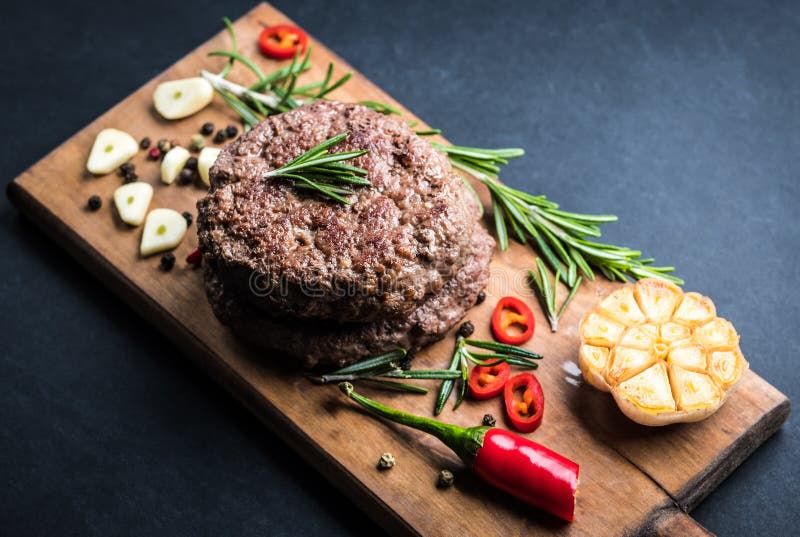 Vista superiore dell'hamburger delizioso del manzo fotografie stock libere da diritti Vista superiore dell'hamburger delizioso del manzo fotografie stock libere da diritti