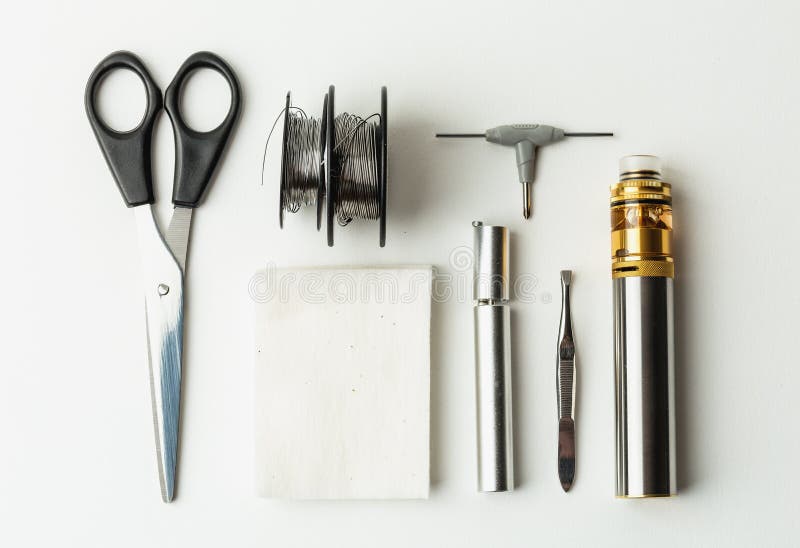 Vista superiore dell'insieme per gli atomizzatori rebuildable, MOD mech, cotone, bobina Canthal del vape fotografia stock libera da diritti Vista superiore dell'insieme per gli atomizzatori rebuildable, MOD mech, cotone, bobina Canthal del vape fotografia stock libera da diritti