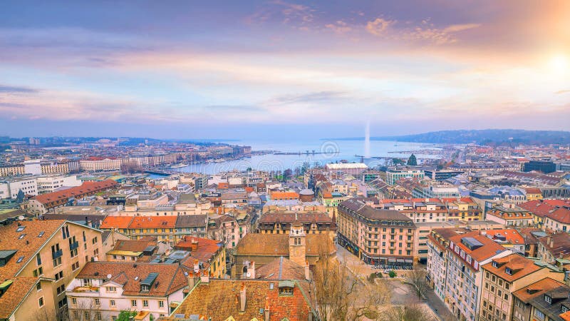 Vista superiore dell'orizzonte di Ginevra dalla cattedrale in Svizzera immagine stock Vista superiore dell'orizzonte di Ginevra dalla cattedrale in Svizzera immagine stock