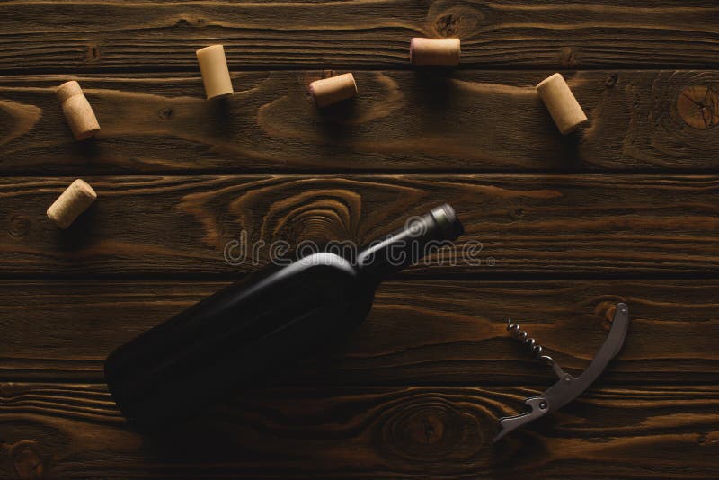 vista superiore della bottiglia di vino rosso con i sugheri e la cavaturaccioli fotografia stock vista superiore della bottiglia di vino rosso con i sugheri e la cavaturaccioli fotografia stock