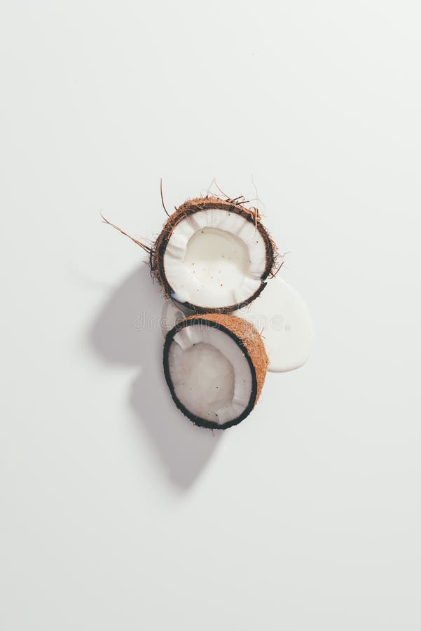 vista superiore della noce di cocco saporita organica divisa in due