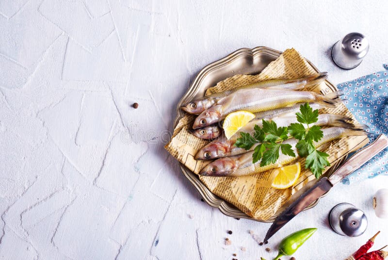 Vista superiore della pila di pesce crudo fresco fotografia stock libera da diritti