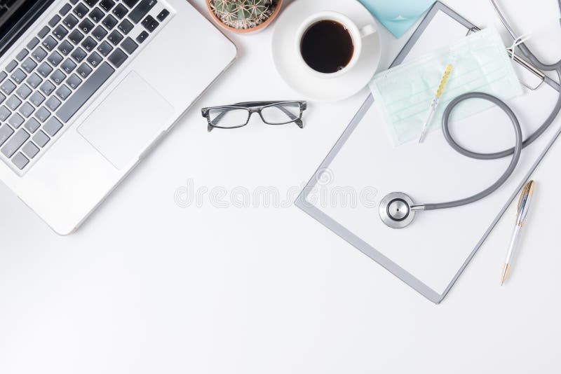 Vista superiore della tavola dello scrittorio di medico con lo stetoscopio immagine stock Vista superiore della tavola dello scrittorio di medico con lo stetoscopio immagine stock