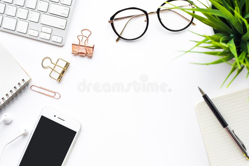 Vista superiore della tavola della scrivania con gli accessori moderni Disposizione piana immagine stock libera da diritti Vista superiore della tavola della scrivania con gli accessori moderni Disposizione piana immagine stock libera da diritti
