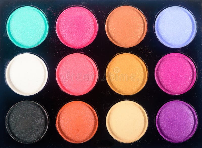 Vista superiore della tavolozza dell'ombretto di trucco Chiuda in su di un assortimento variopinto delle estetiche dell'ombra di fotografia stock