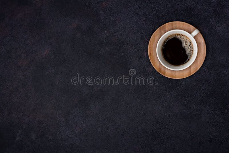 Vista superiore della tazza di caffè sopra i precedenti di superficie astratti scuri immagini stock libere da diritti Vista superiore della tazza di caffè sopra i precedenti di superficie astratti scuri immagini stock libere da diritti