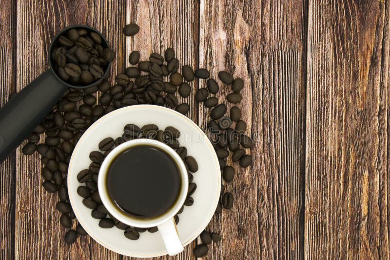 Vista superiore della tazza di caffè sullo sfondo della tavola di legno fotografia stock Vista superiore della tazza di caffè sullo sfondo della tavola di legno fotografia stock