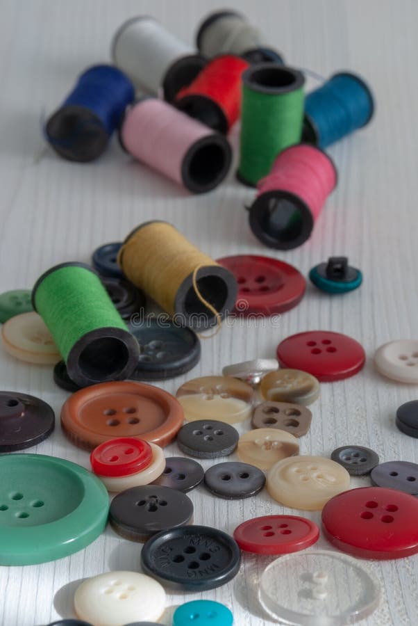 Vista superiore delle bobine del filo e dei bottoni colorati fotografia stock Vista superiore delle bobine del filo e dei bottoni colorati fotografia stock